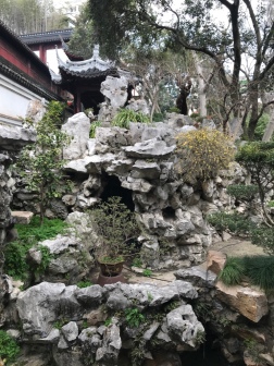 Steine sind das Wichtigste in einem chinesischen Garten